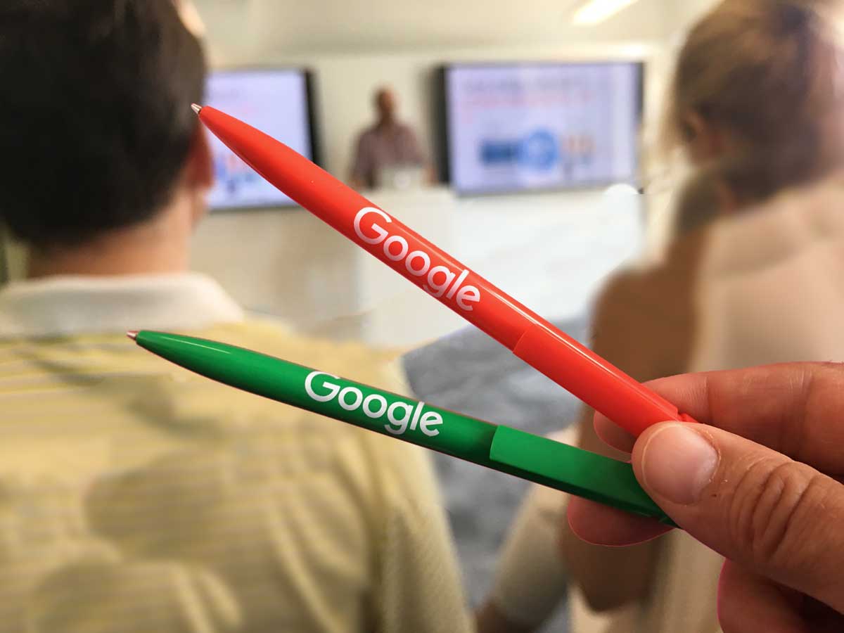 Foto von zwei Kugelschreibern von Google für Reinhard Mohr, SEO-Spezialist in München